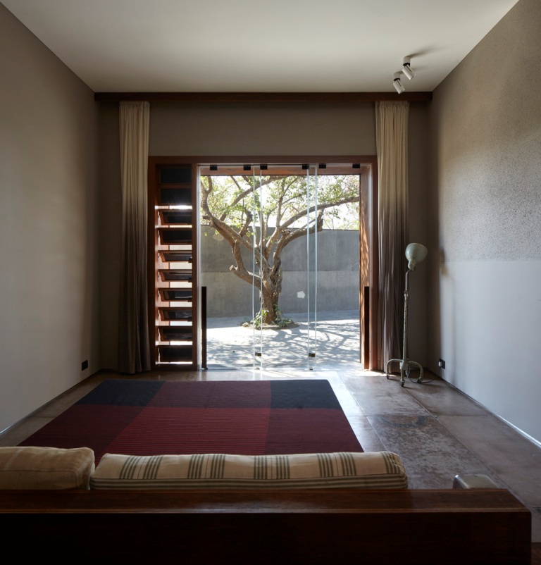 The Shadow House / Samira Rathod Design Associates