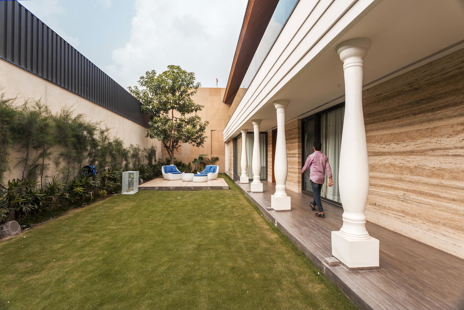 Featured image of post Traditional Indian House Architecture / The units of housing (200 houses, 500 apartments) are arranged to form a pattern of courts inspired by the traditional courtyard housing and village forms of.