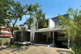 The Axial House - A Contemporary Residence In Kerala | VM Architects ...