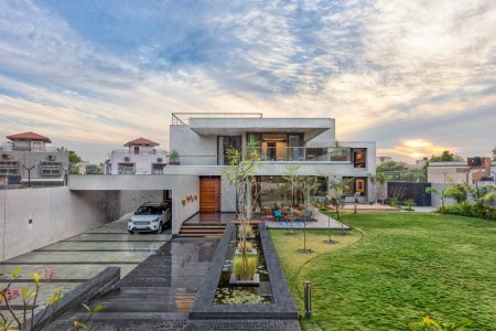 A Modern Villa With Cantilever Slabs And Glass Facades | VPA - The ...