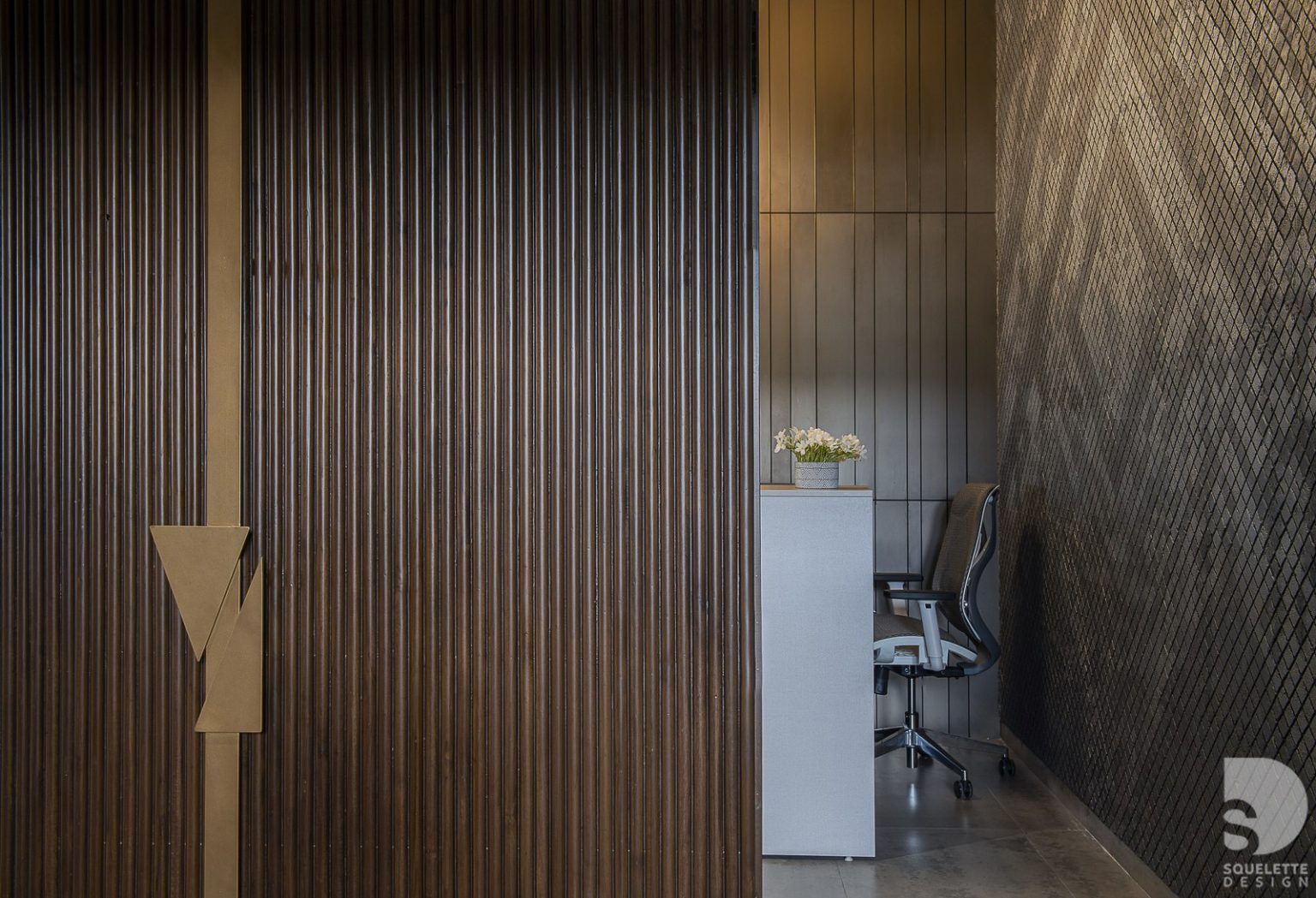 Squelette Design A Small Corporate Office Design - Transforming Through Transparency ...
