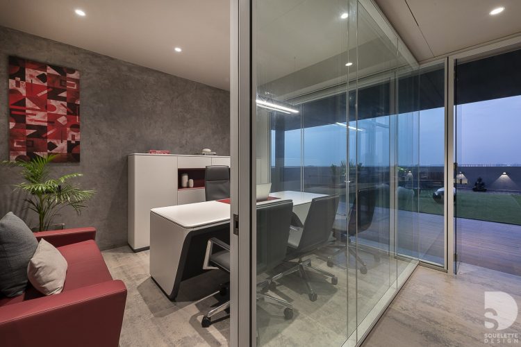 Squelette Design A Small Corporate Office Design - Transforming Through Transparency ...