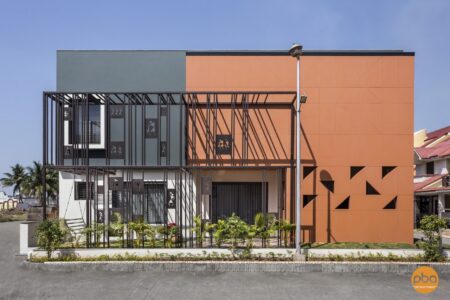 This Courtyard Home Tells A Beautiful Tale Of Natural Materials | PBA ...