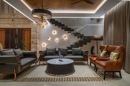 Residence that Exudes Glamour with Classic Design and Abstract Accents ...