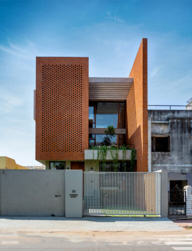 Rooted in Simplicity and Minimalism : The Floating Courtyard House ...