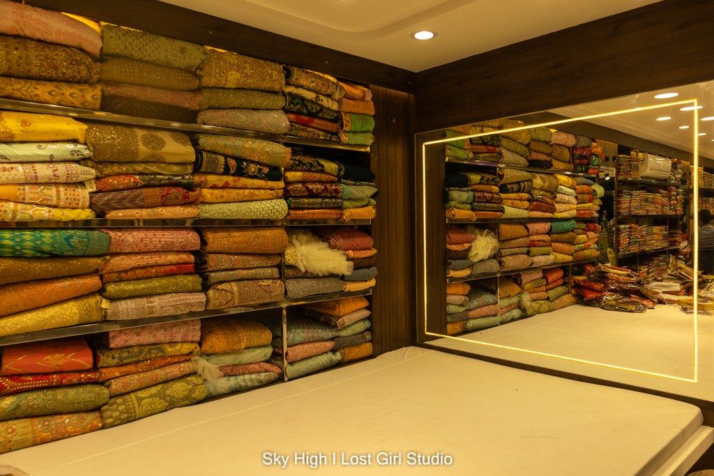 SURAT SAREE MANUFACTURER | SURAT SAREE | SURAT WHOLESALE SAREE MARKET |  Retail store interior design, Store design interior, Showroom interior  design