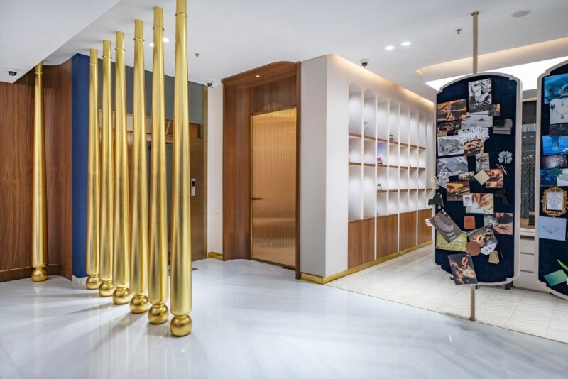 Striking Jewelry Retail Designed for an Intimate yet Interactive ...