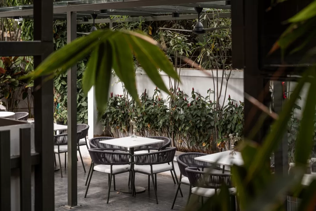 A Sophisticated Urban Cafe That Seamlessly Integrates With Nature ...