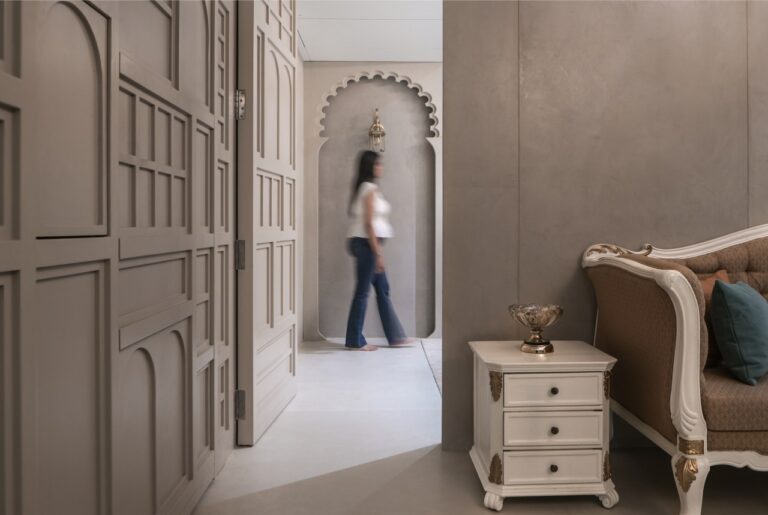 Luxurious Office Is A Fusion Of Functionality And Classical Charm ...