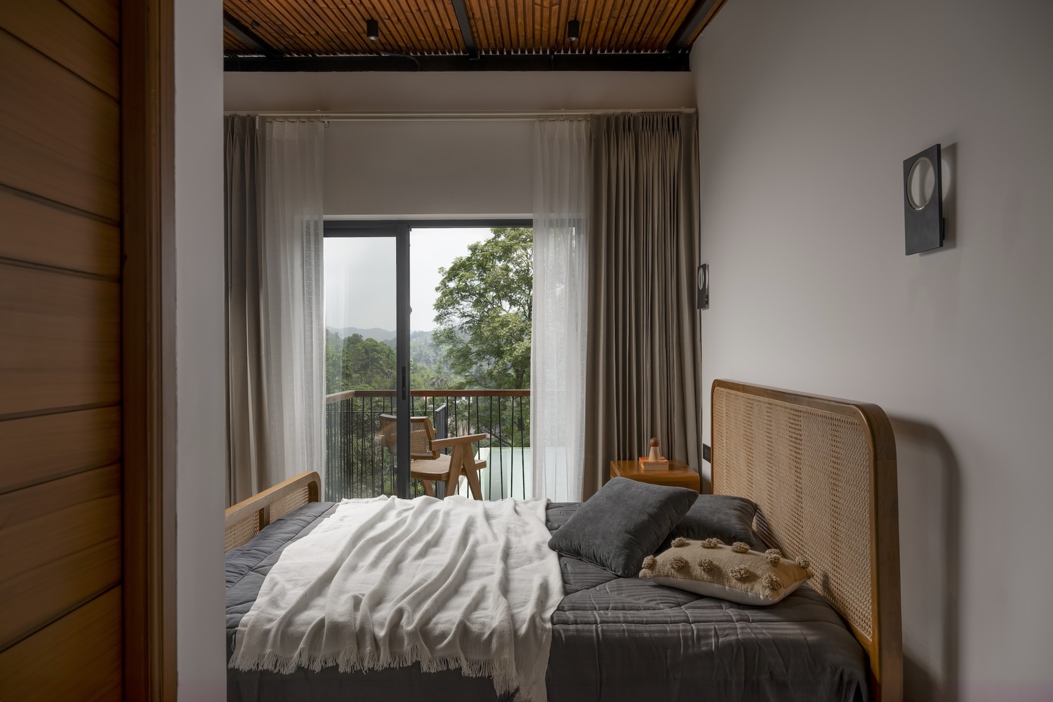 The Slope House Design Of This Weekend Retreat Beckons Tranquility ...