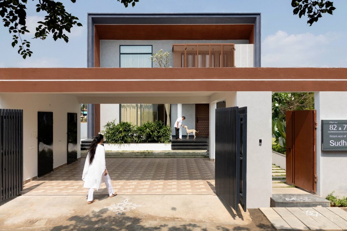 ZITIANYOUBUILD Modular Old Three-story House with a Bar and Interior
