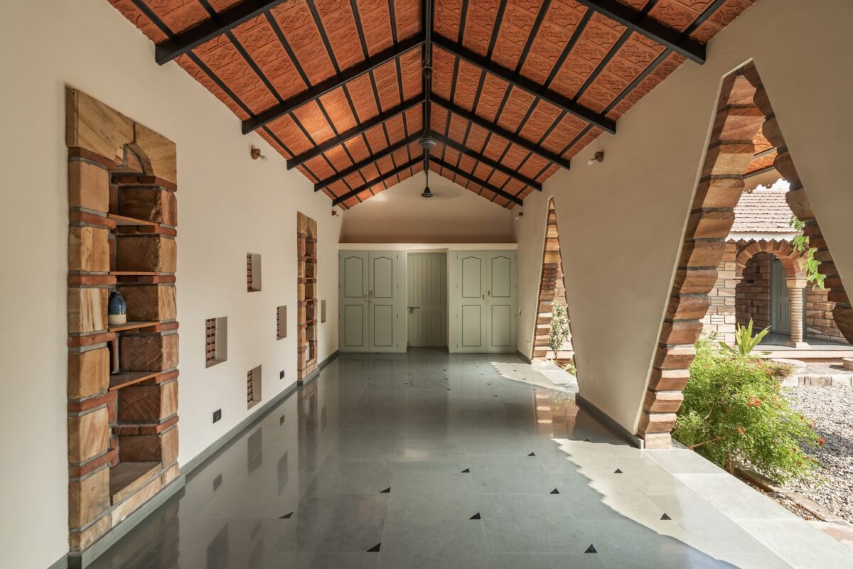 Vernacular Building Emphasizes The Harmony Of An Office In Nature ...