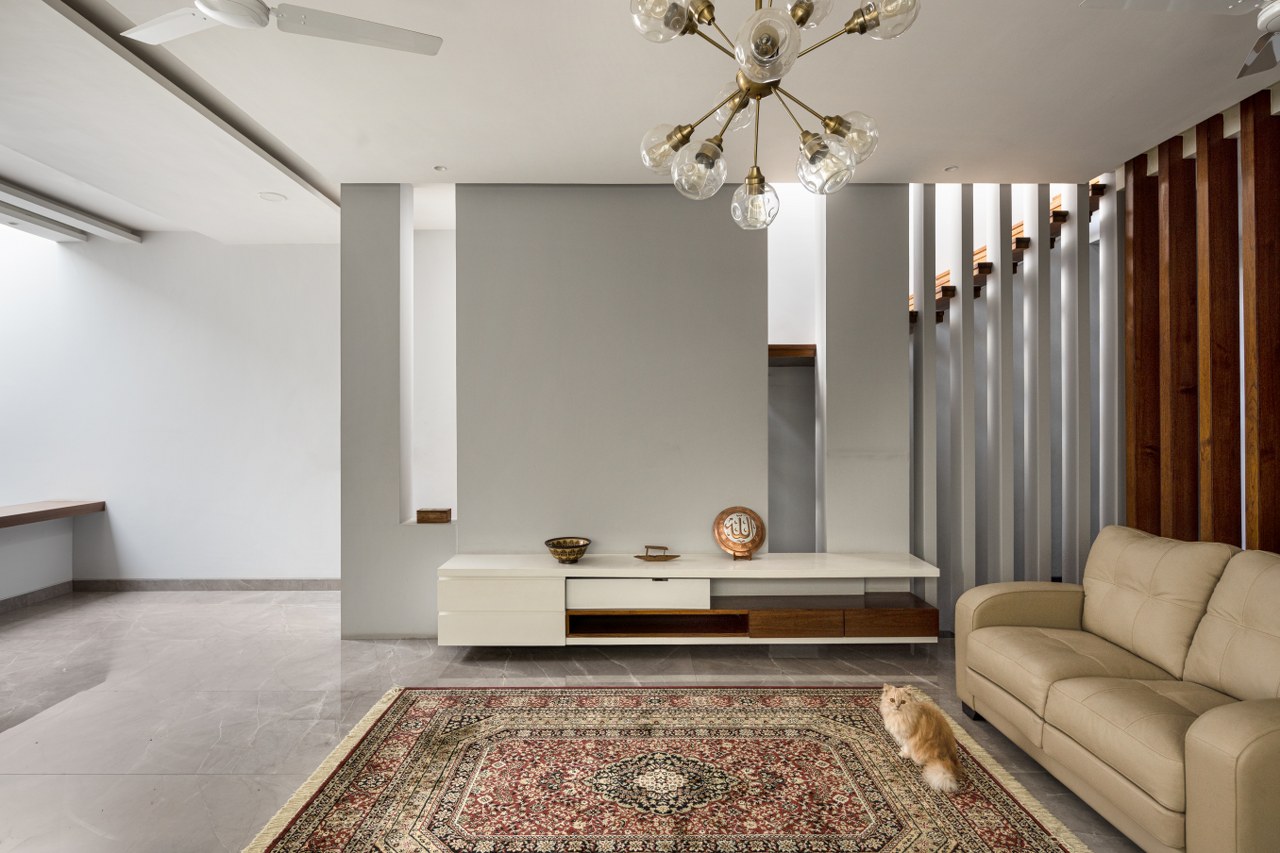 The Linear Plot of this House Inspired A Design That Emphasizes Natural ...