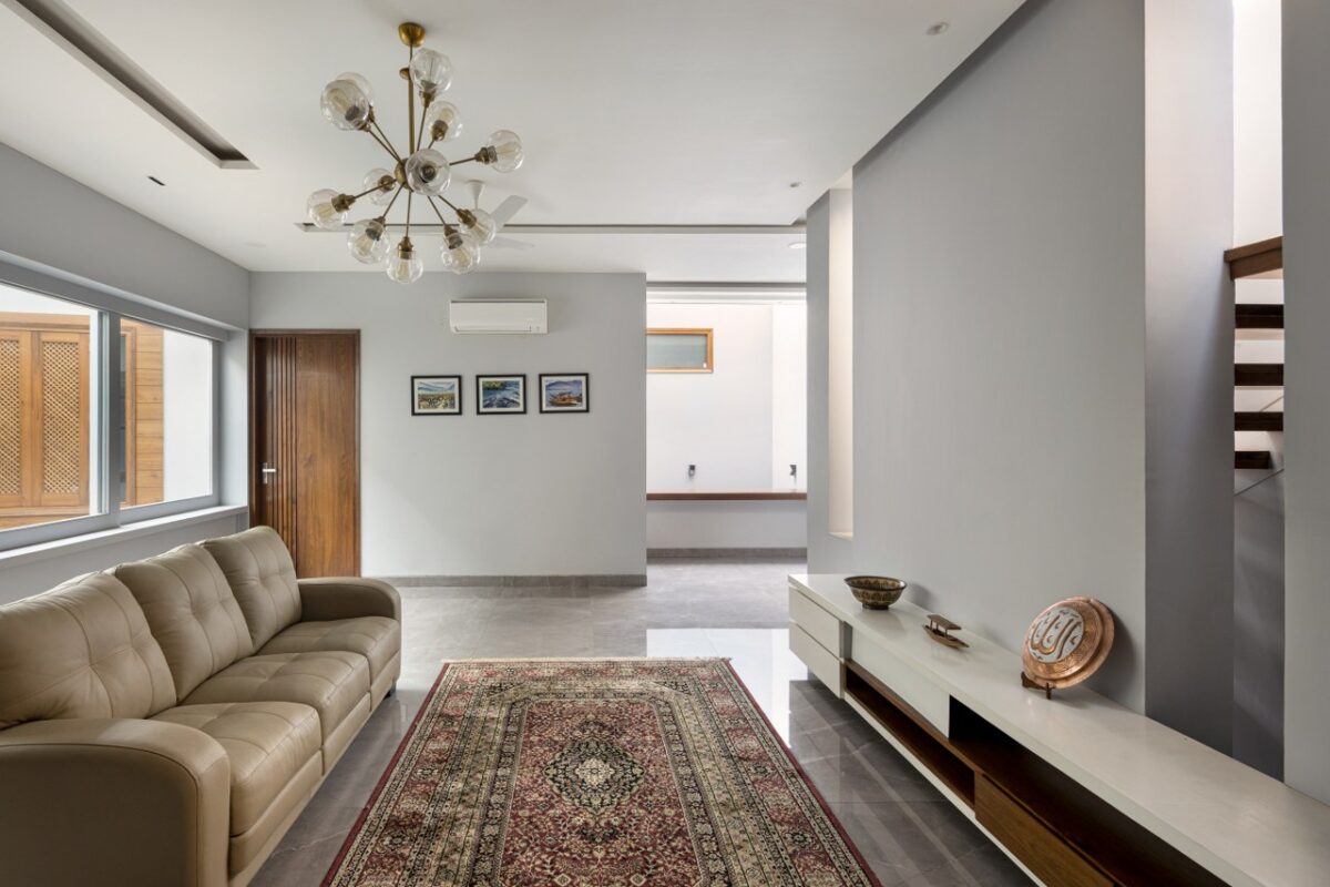 The Linear Plot of this House Inspired A Design That Emphasizes Natural ...