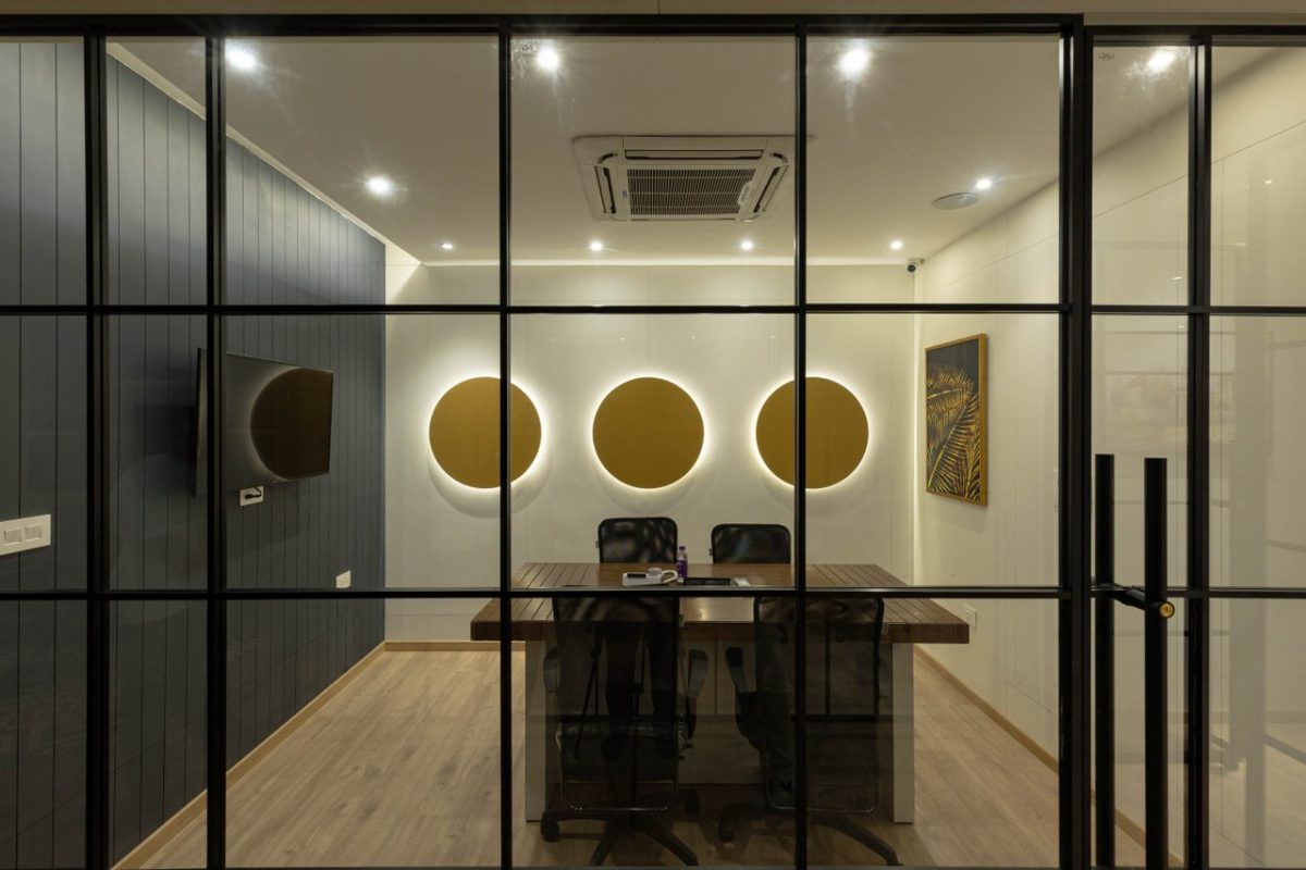 The Design of the Office Interior Envisions a Relaxed Ambience | B and ...