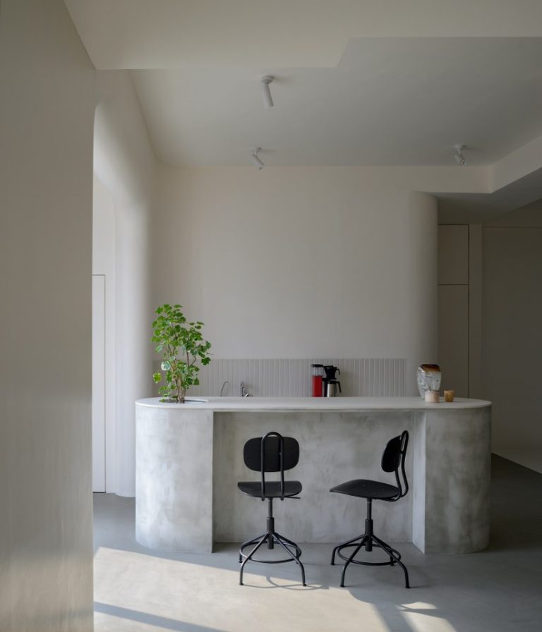 A Minimalist Interior Design Style Shapes The Artistic Identity Of Alum ...