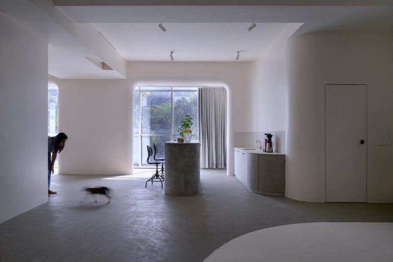 A Minimalist Interior Design Style Shapes The Artistic Identity Of Alum ...