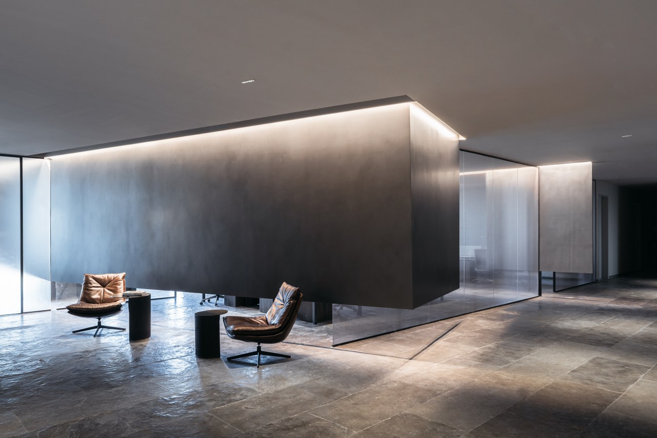 The Floating Walls Create A Suspended Sense of Space and Elegance ...