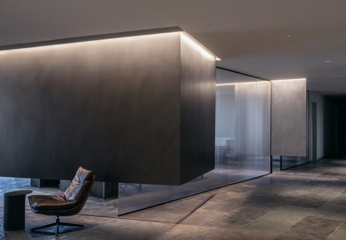 The Floating Walls Create A Suspended Sense of Space and Elegance ...