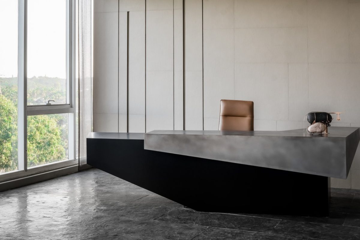 The Floating Walls Create A Suspended Sense of Space and Elegance ...
