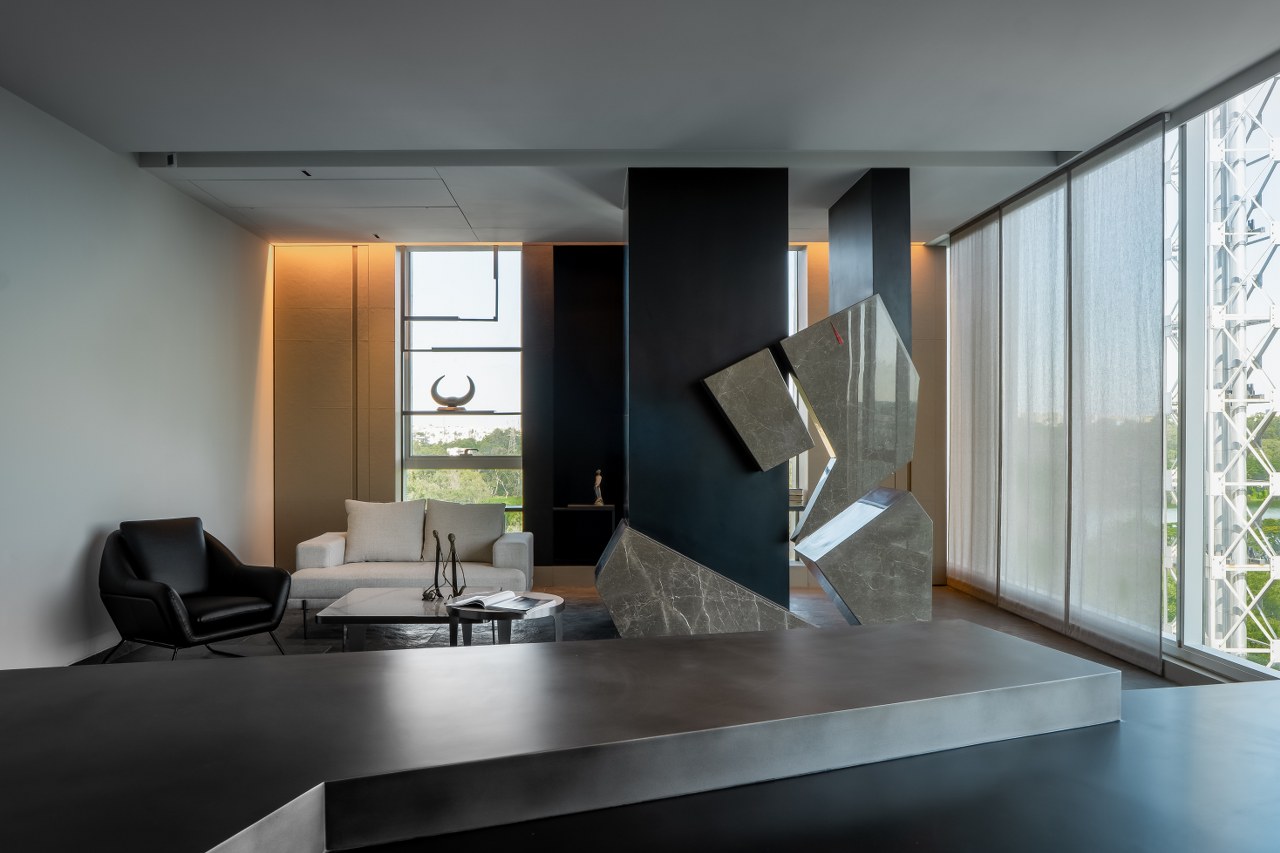 The Floating Walls Create A Suspended Sense of Space and Elegance ...