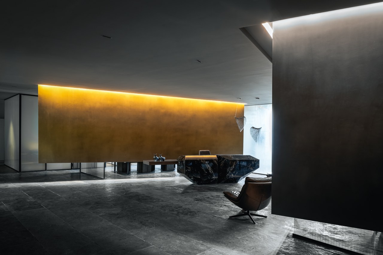 The Floating Walls Create A Suspended Sense of Space and Elegance ...