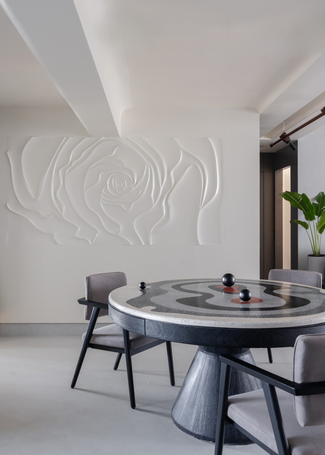 The Charm of This Home Lies In Its Bold Yet Balanced Eclectic ...