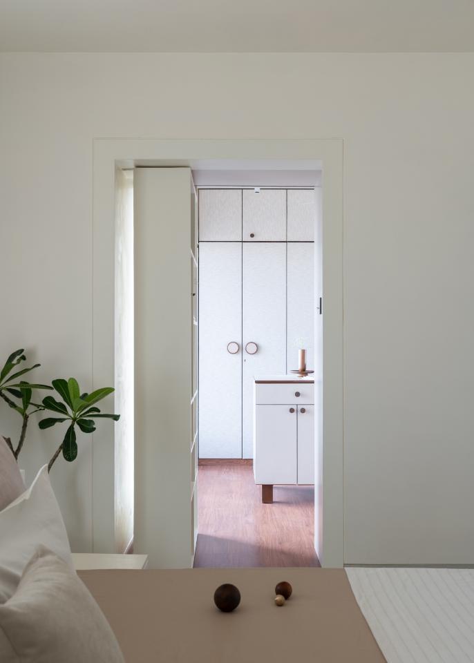 eclectic minimalist interior design