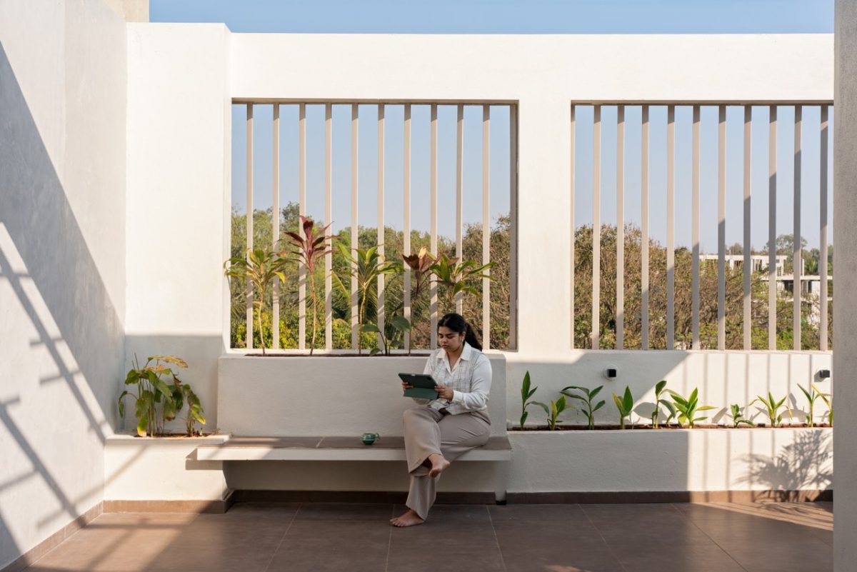 This 1BHK Penthouse Reimagines Thoughtful Home Office Interior Design ...
