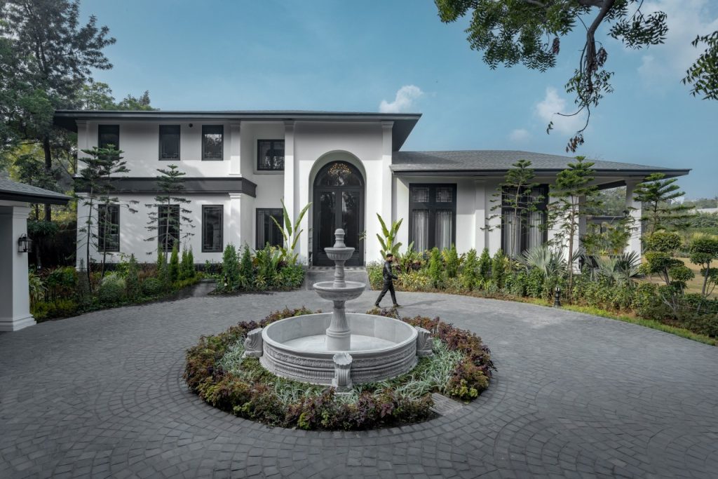 colonial house
