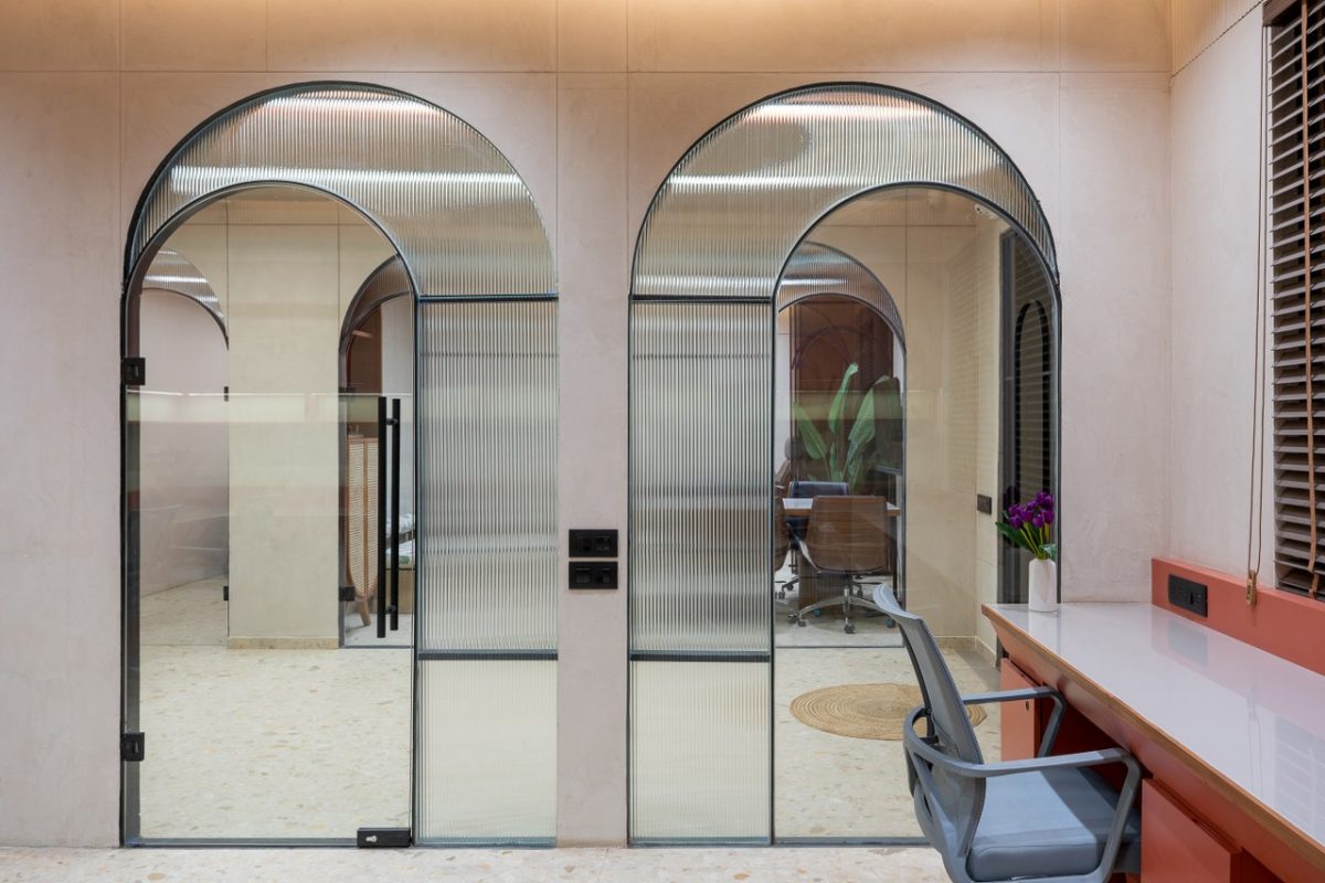 Raw Design And Refined Craftsmanship Blend In This Harmonious Office ...