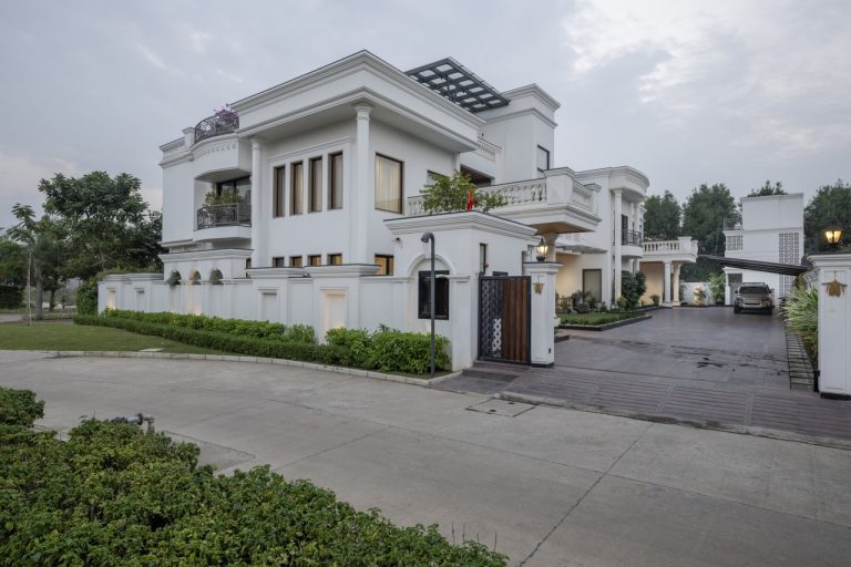 Ivory Colour Interiors In This Courtyard Residence Makes It An ...
