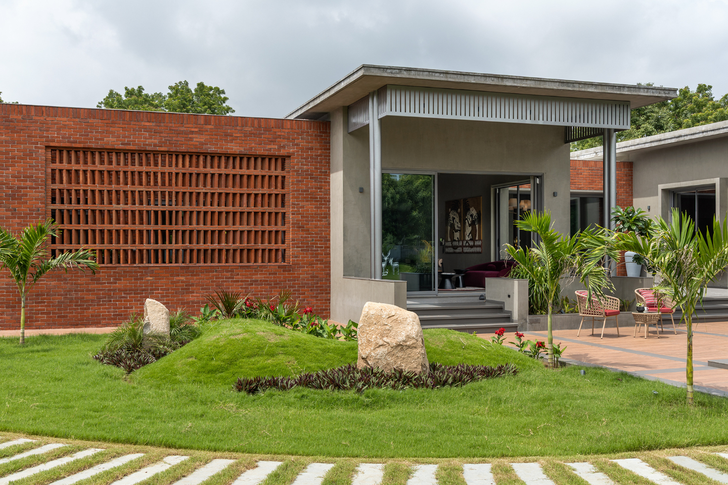 This Single-Storey Residence Is Conceived As A Powerful Architectural ...