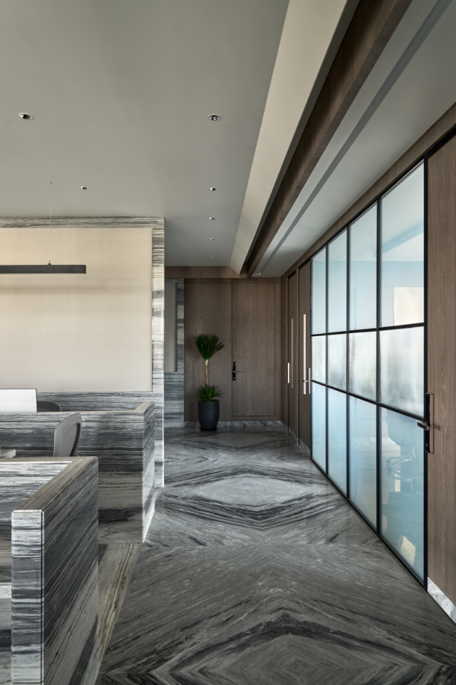 4,000 sq ft